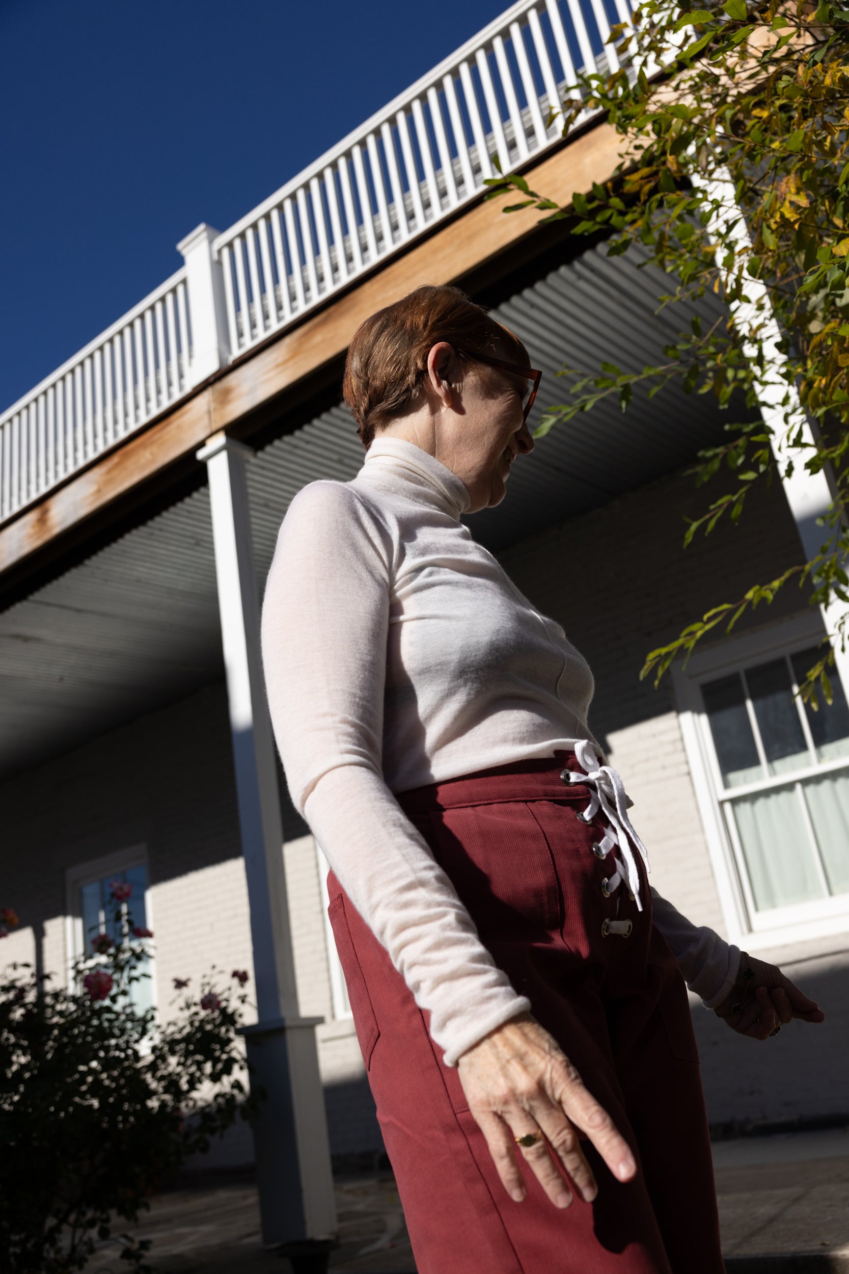 221025_NIKKI-CHASIN_HOLIDAY_ECOMM_ANDREA_COURTYARD-4000.jpg