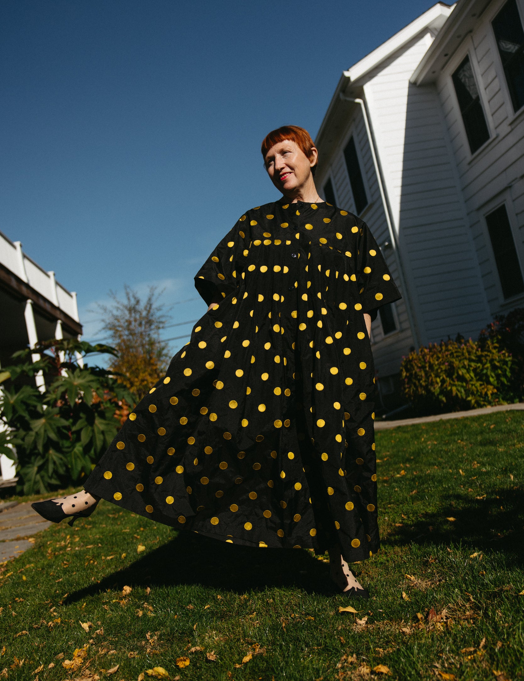221025_NIKKI-CHASIN_HOLIDAY_ECOMM_ANDREA_COURTYARD-4998.jpg
