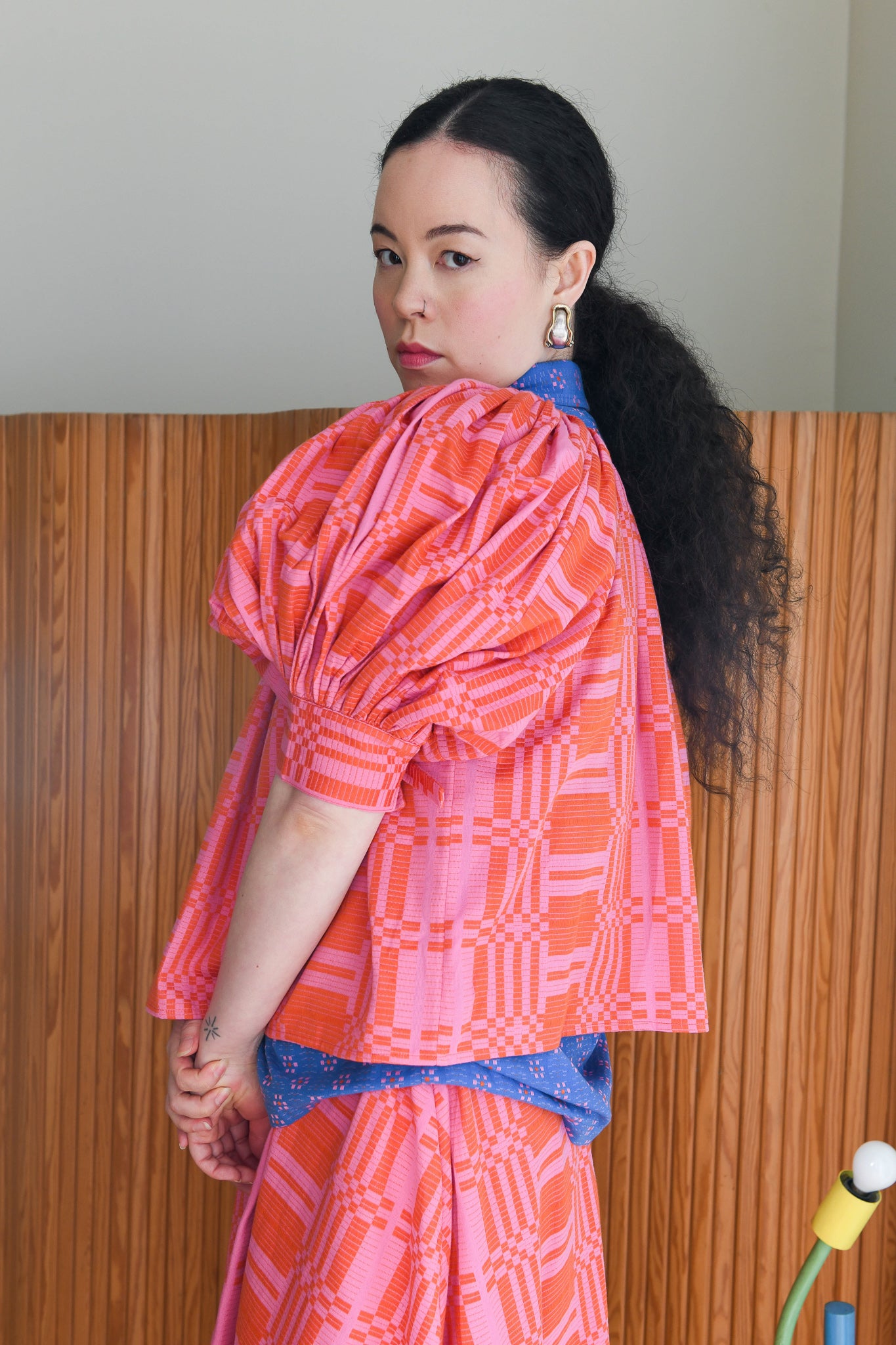 Nikki Chasin x The House That Lars Built Juli Puff Sleeve Top in Red/Pink Astrid Weave