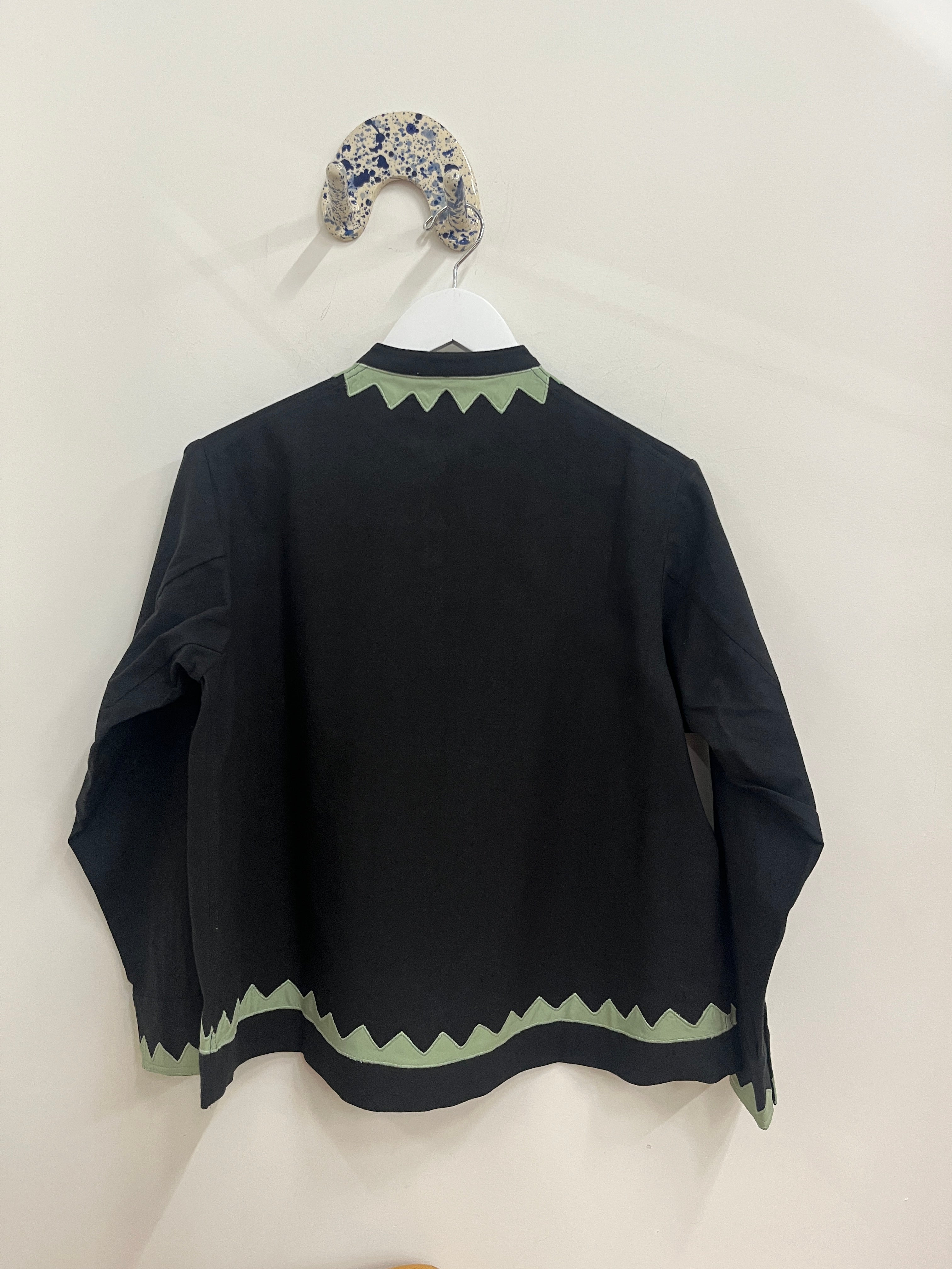 Alpha Buttondown Zig Zag Appliqué- Black/Grasshopper