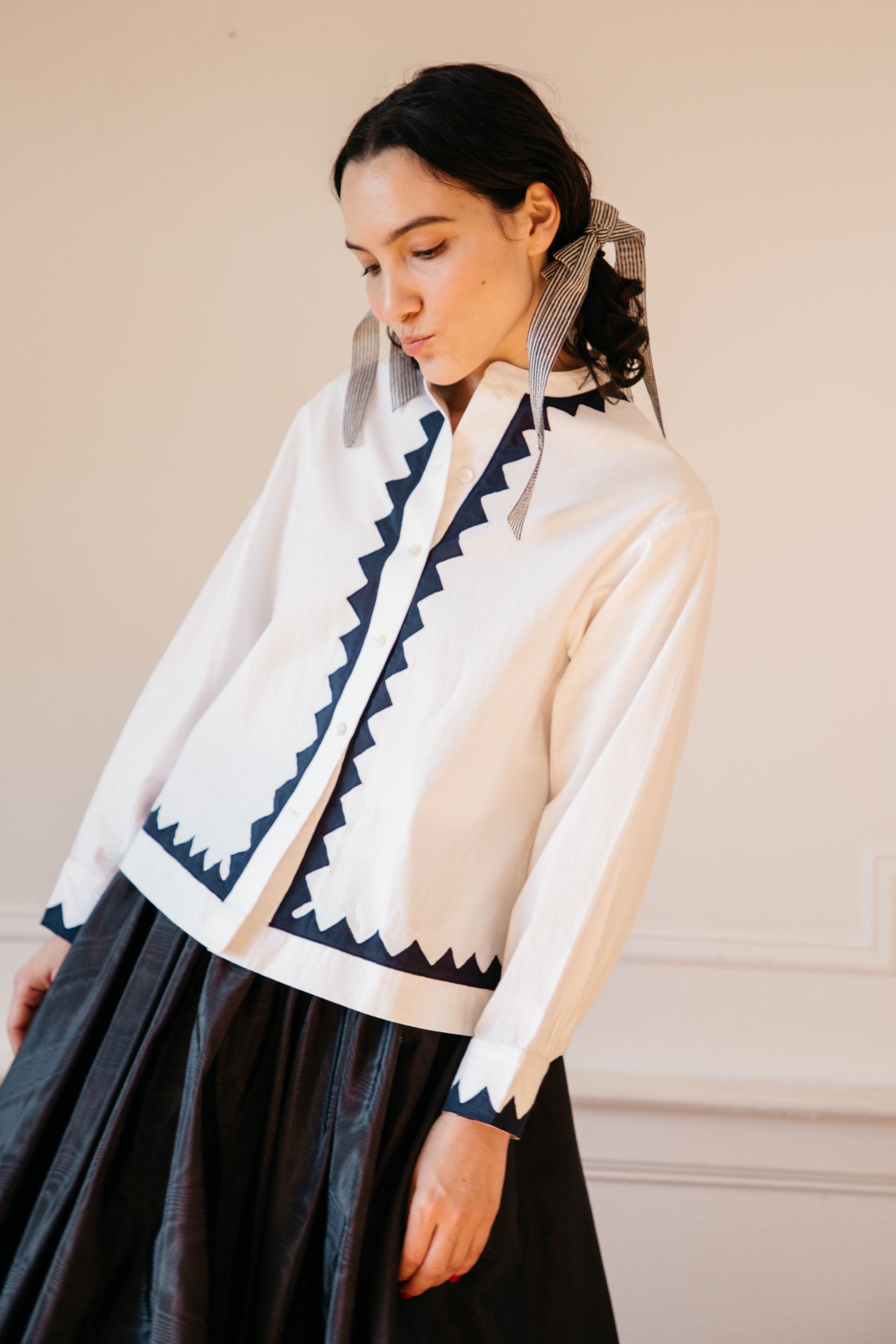 Alpha Buttondown Zig Zag Appliqué - Ivory/Navy