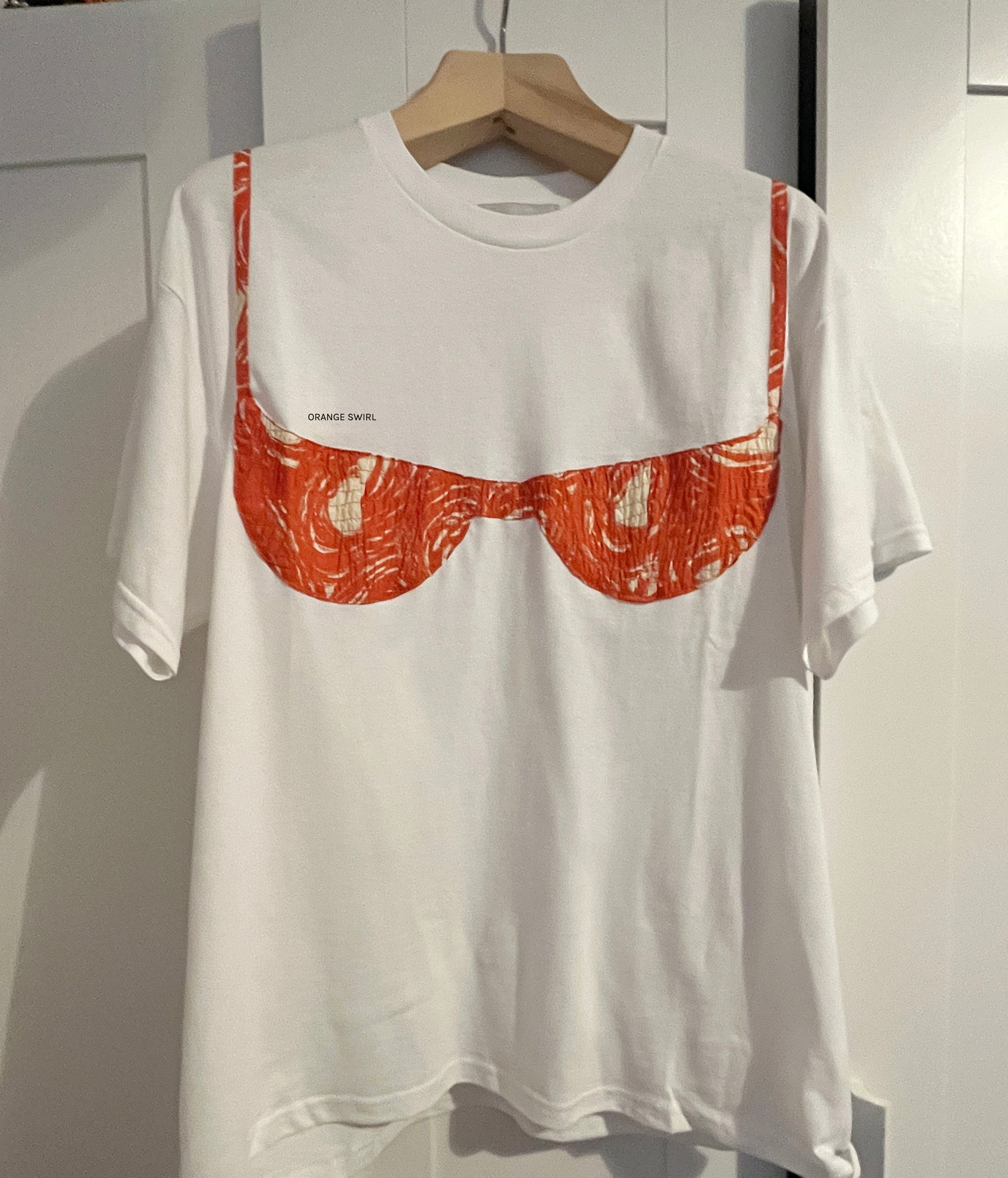 C106 さらなみ Tシャツ 陽花梨 Florida Woman Appliqué T - White/ Orange Swirl – Nikki Chasin