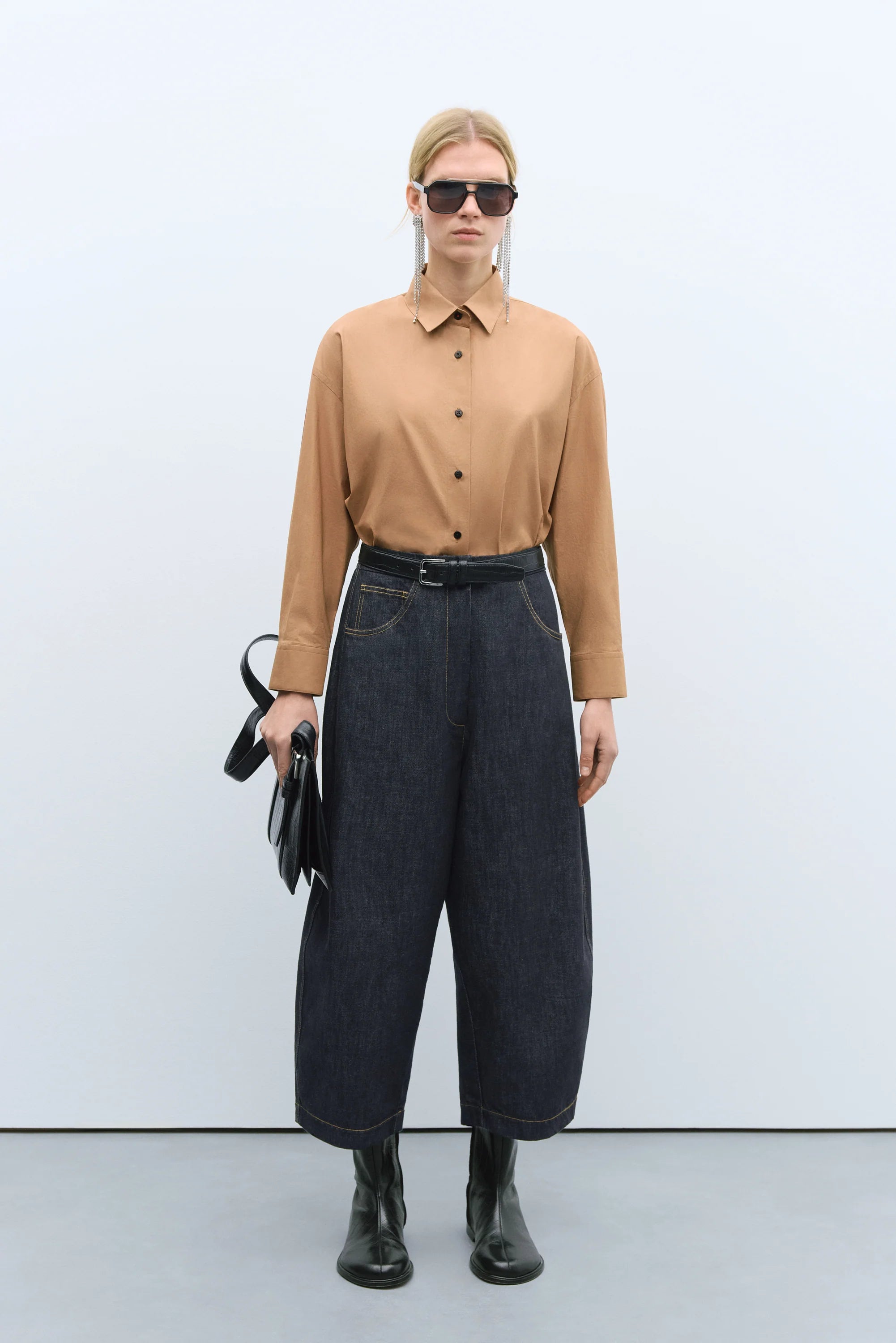 cordera-pre-fall-25-denim-curved-pants-black-1.webp