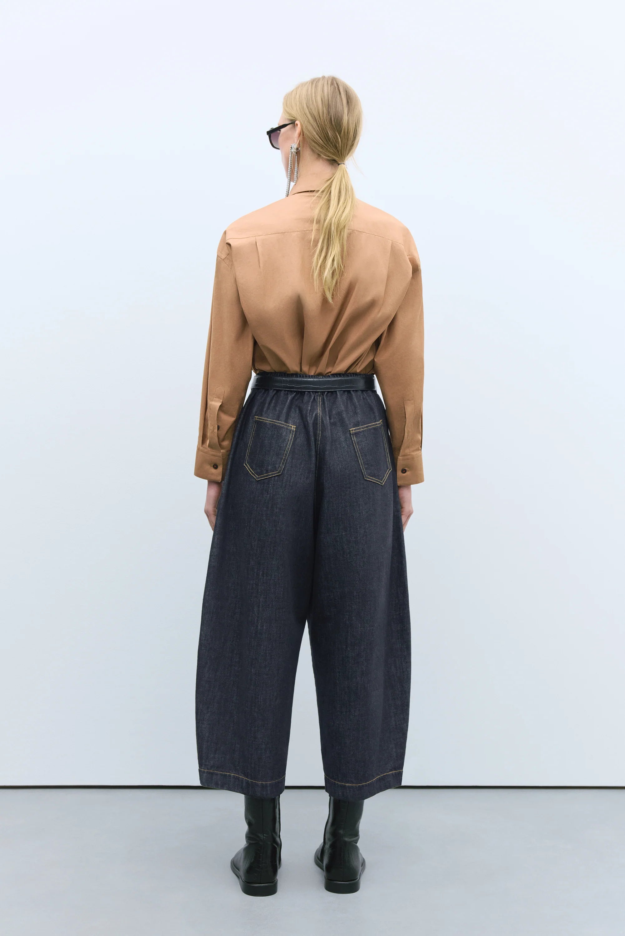 cordera-pre-fall-25-denim-curved-pants-black-3.webp