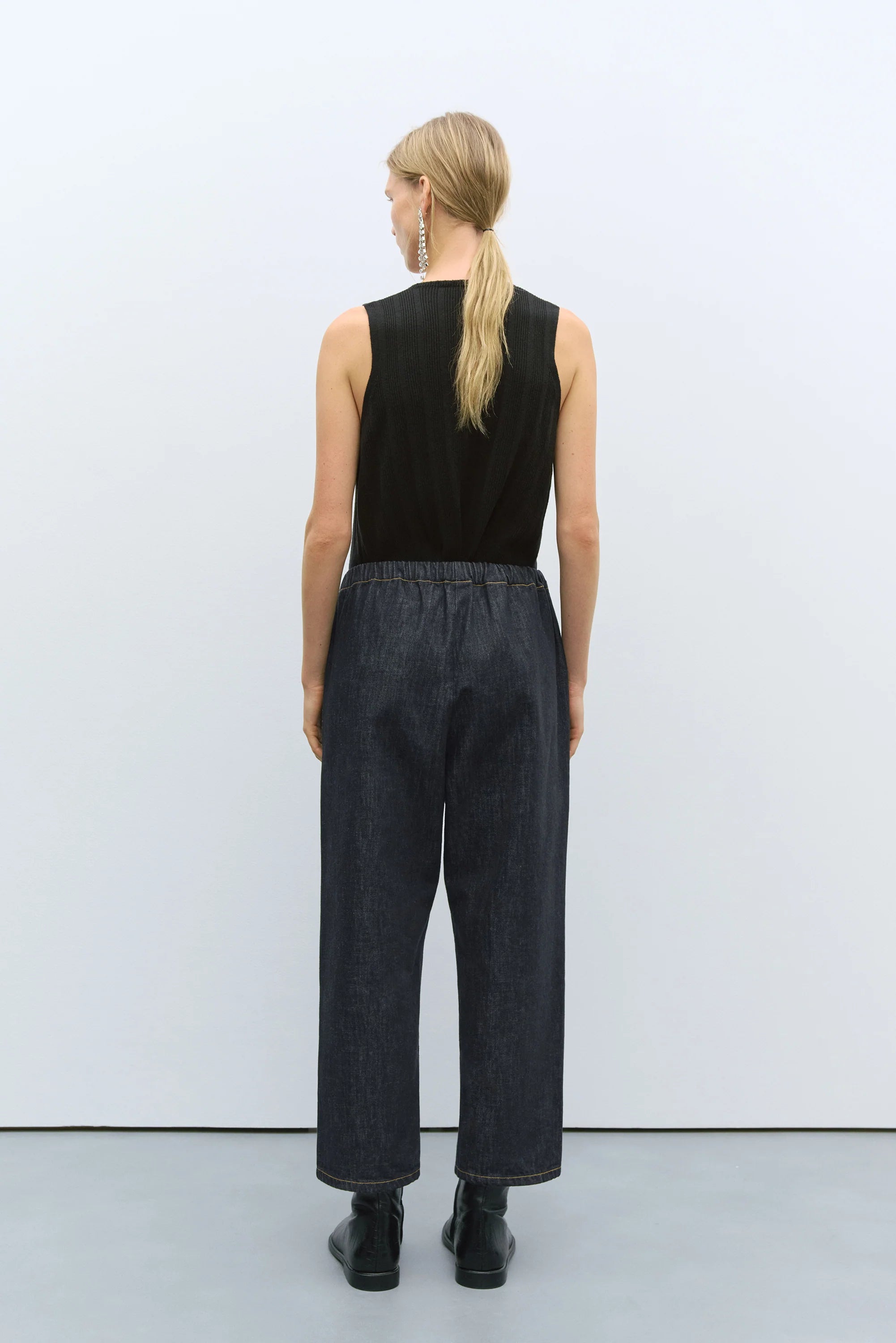 cordera-pre-fall-25-denim-relaxed-pants-black-4.webp