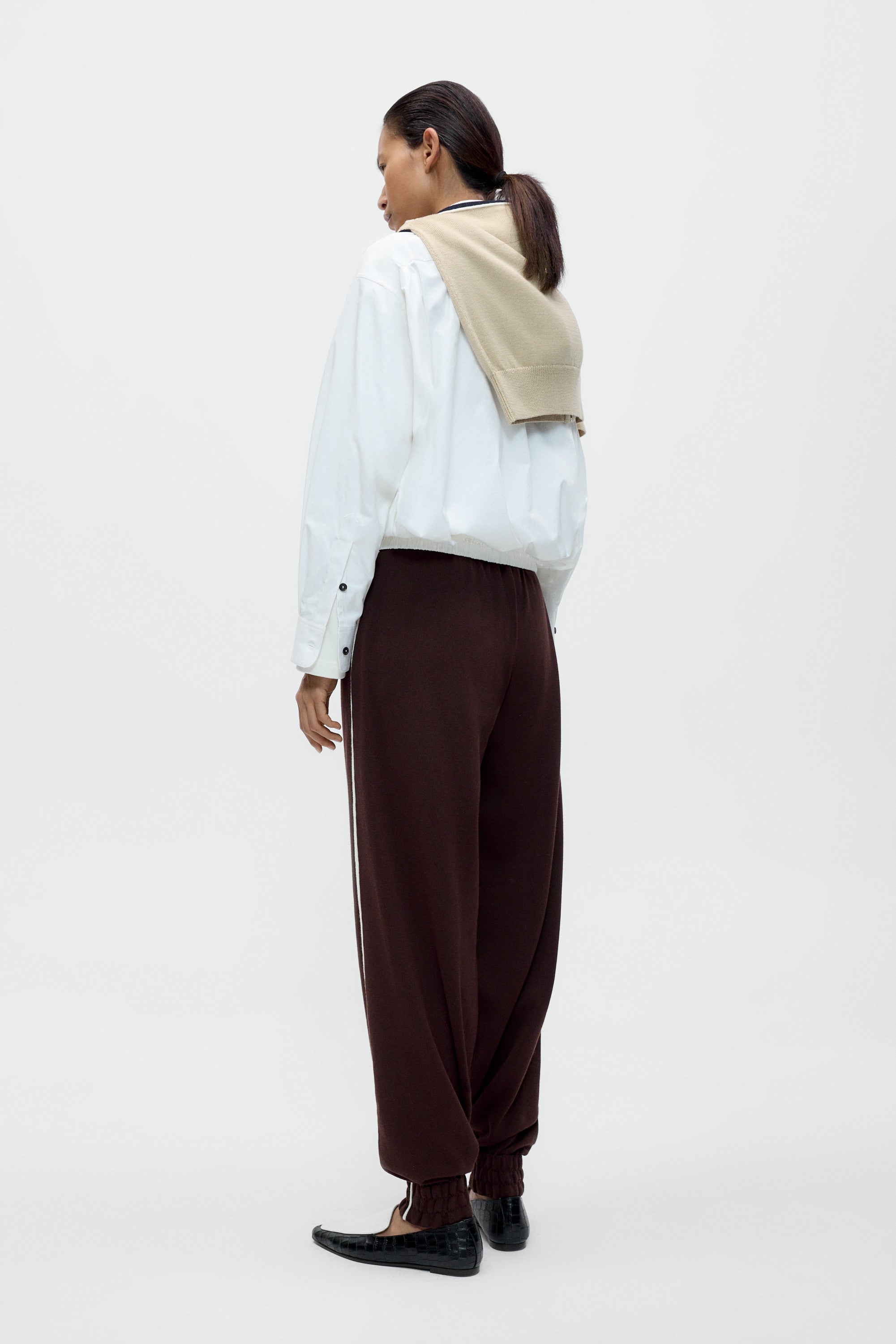 cordera-pre-fall-26-organic-cotton-sporty-pants-brown-3.jpg