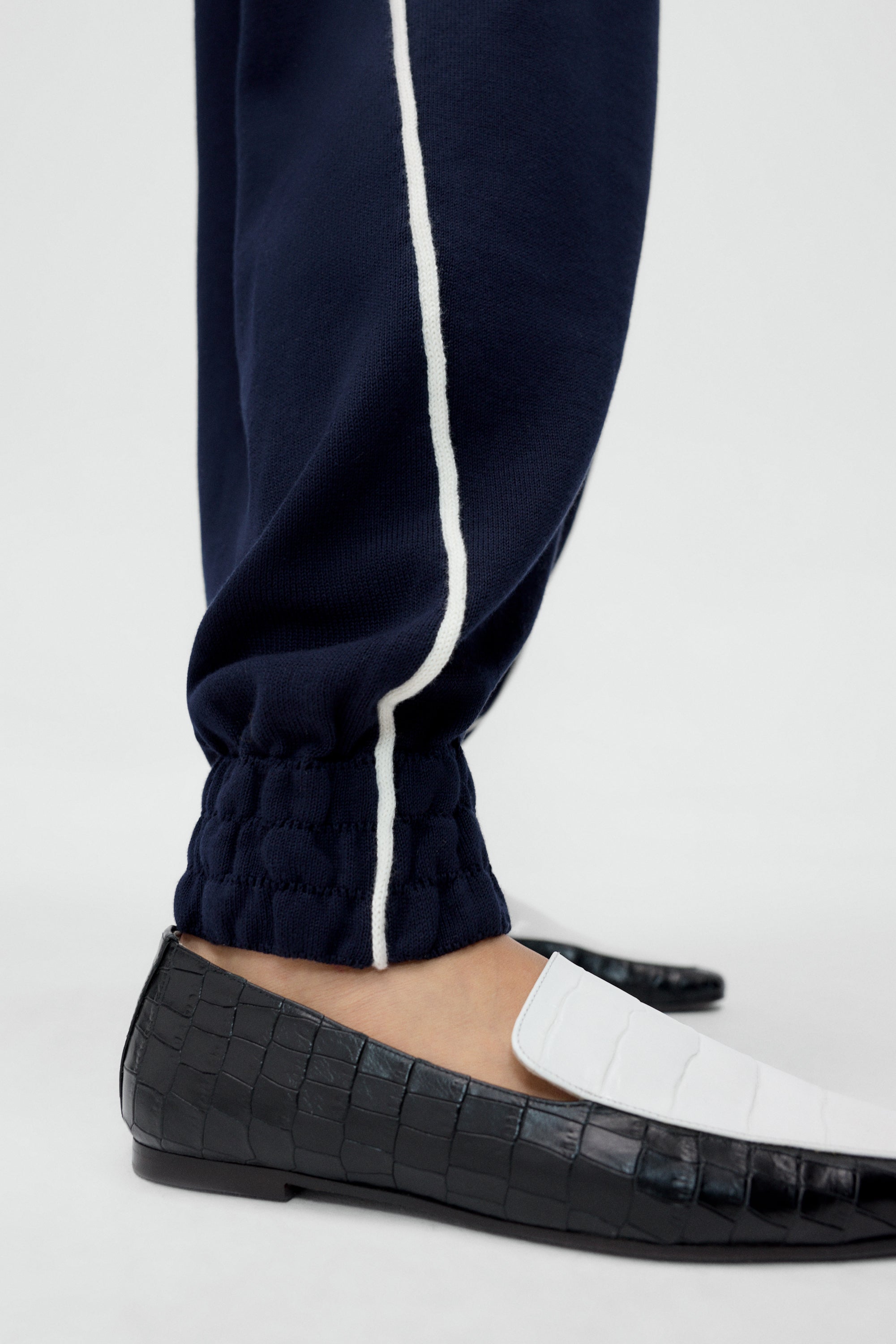 cordera-pre-fall-26-organic-cotton-sporty-pants-navy-4.jpg