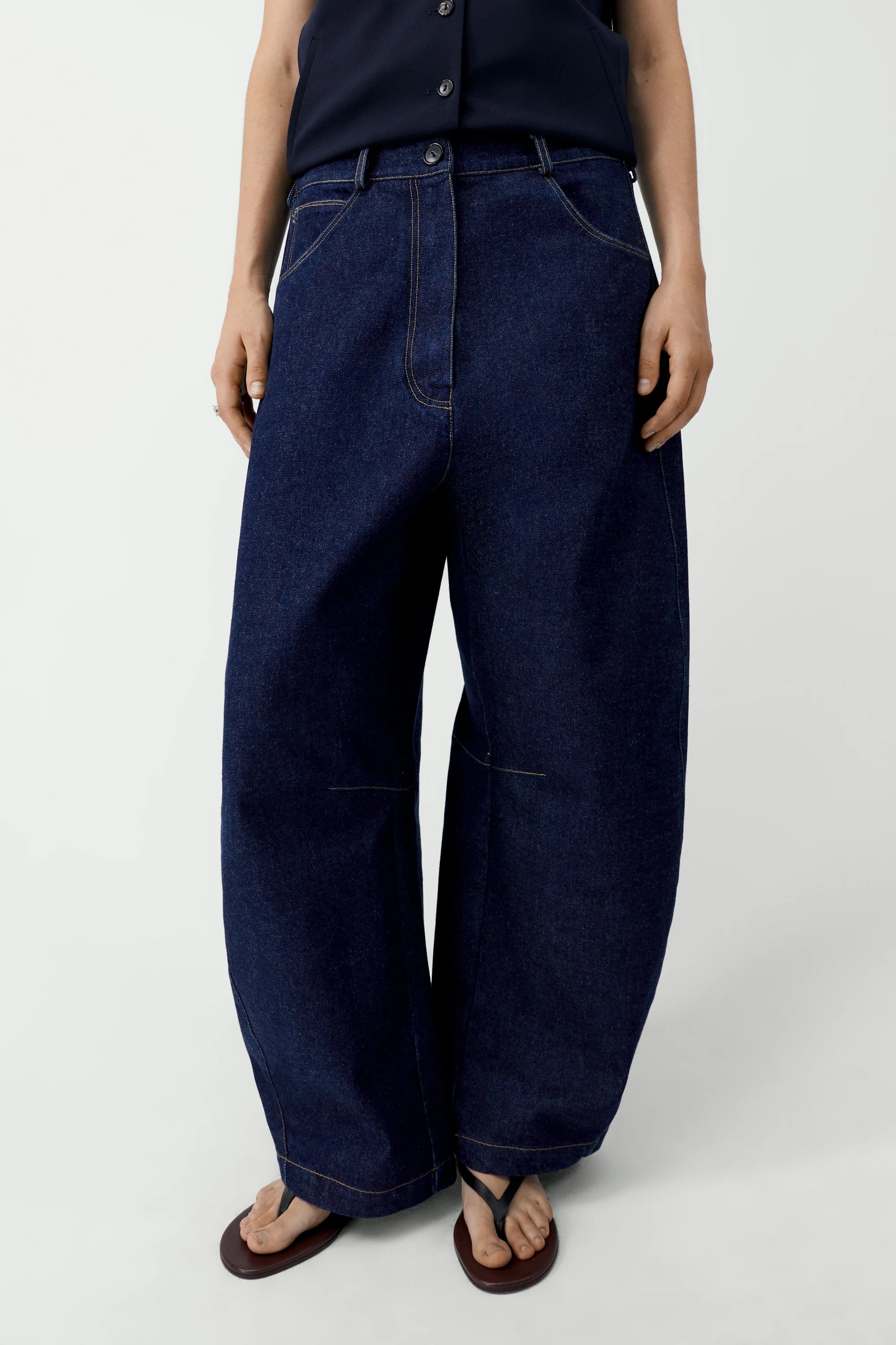 cordera-ss26-curved-baggy-denim-2.webp