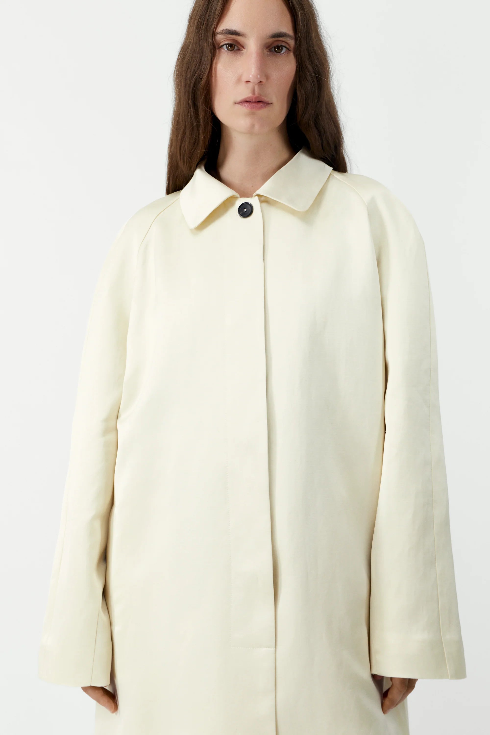 cordera-ss26-satin-mid-coat-marfil-2.webp