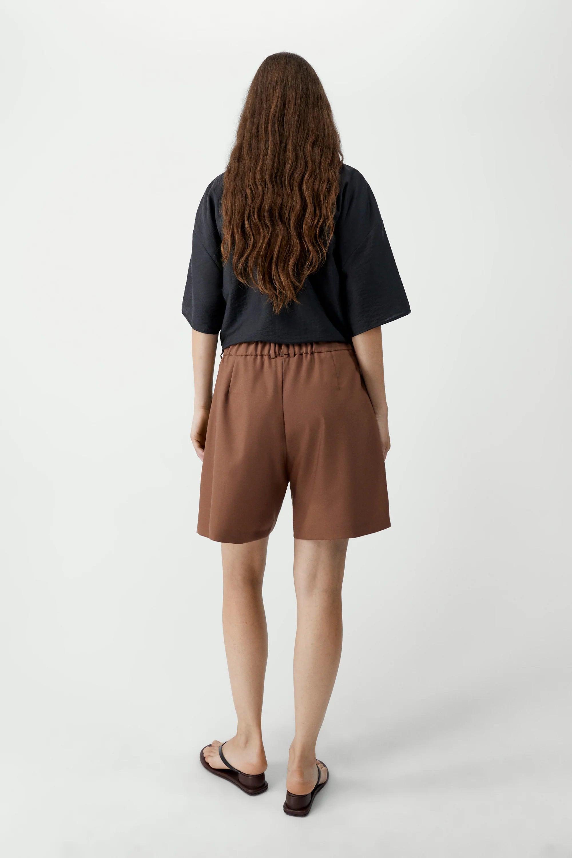cordera-ss26-tailored-shorts-clove-3.webp